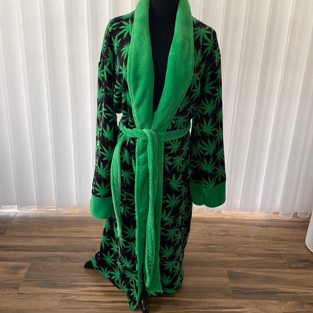 Cannibus leaf robe